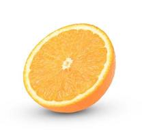 Rodajas de frutas naranjas maduras aislado sobre fondo blanco. foto