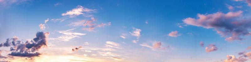 cielo dramático panorama con nubes en la hora del amanecer y el atardecer. foto