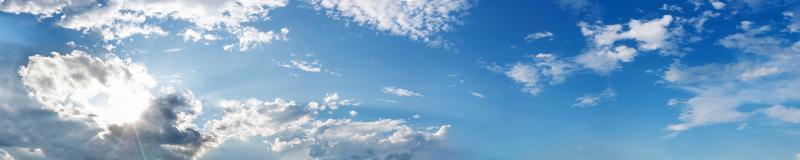 panorama del cielo con nubes en un día soleado. foto