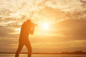 hombre en la puesta de sol foto