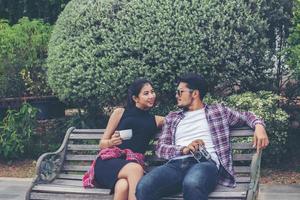 jóvenes hipster pareja adolescentes enamorados en la ciudad, disfrute de vacaciones de verano juntos. foto