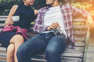 jóvenes hipster pareja adolescentes enamorados en la ciudad, disfrute de vacaciones de verano juntos. foto