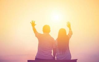 una silueta de un hombre y una mujer tomados de la mano, caminando juntos. foto