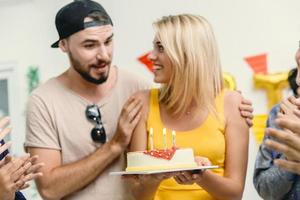 amiga sorpresa mujer con pastel de cumpleaños y fiesta a hermosas mujeres ella muy feliz y sonrisa. foto