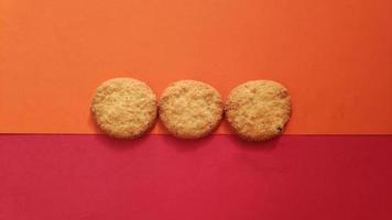 Formas de cookies en pila sobre fondo rojo. foto