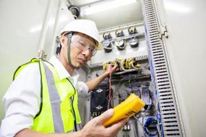 hombre de ingeniería eléctrica foto