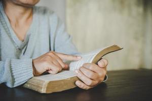 mujer con biblia foto