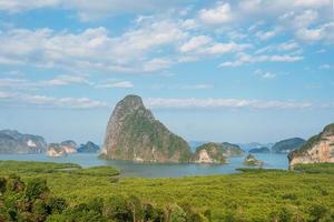 paisaje punto de vista de la bahía de phang nga en samet nang she cerca de phuket en el sur, tailandia, punto de referencia y popular para la atracción de turistas. viajes al sudeste asiático y concepto de vacaciones de verano tropical foto