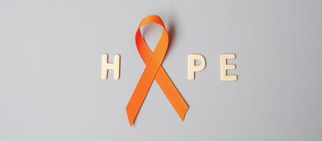 leucemia, día del cáncer de riñón, esclerosis múltiple mundial, crps, mes de concientización sobre autolesiones, cinta naranja para apoyar a las personas que viven y están enfermas. concepto de salud y día mundial del cáncer foto