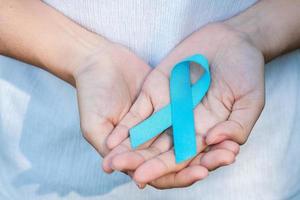 noviembre mes de concientización sobre el cáncer de próstata, mujer con cinta azul para apoyar a las personas que viven y están enfermas. cuidado de la salud, hombres internacionales, padre, día mundial del cáncer y concepto del día mundial de la diabetes foto