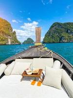 viaje privado en bote de cola larga a la isla con picnic de comida exótica, krabi, tailandia. punto de referencia, destino, viajes asiáticos, vacaciones, pasión por los viajes y concepto de vacaciones foto