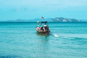 bote de cola larga en la playa de tubkaak listo para la isla de hong, krabi, tailandia. punto de referencia, destino de viaje del sudeste asiático, concepto de vacaciones y vacaciones foto