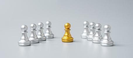 golden chess pawn pieces or leader businessman stand out of crowd people of silver men. leadership, business, team, teamwork and Human resource management concept photo