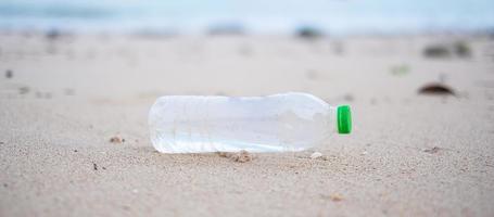 basura de botellas de plástico en la playa. concepto de ecología, medio ambiente, contaminación y problema ecológico foto