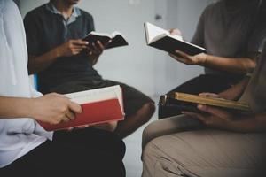 grupo de personas están leyendo la biblia foto