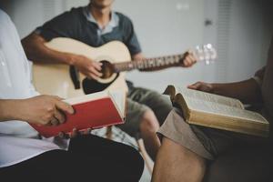 grupos de familias cristianas orando con la santa biblia. foto