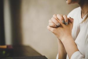 una mujer orando adoración creer foto