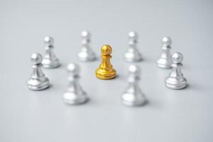 golden chess pawn pieces or leader  leader businessman with circle of silver men. leadership, business, team, and teamwork concept photo