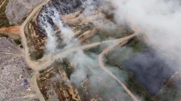 vue aérienne de la voiture des pompiers en cours pour sauver le feu qui brûle video