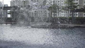 chute d'eau à la piscine video