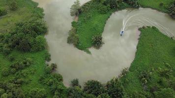 vista aérea barco de pesca hacer un giro de curva en el bosque verde video