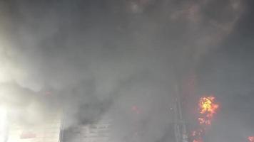 Luftaufnahme von oben nach unten Feuer brennt auf dem Dach in der Fabrik video