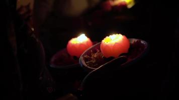 selezionare la messa a fuoco La mano della donna indiana porta la candela di loto video