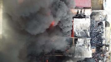 vista aérea liberação de fumaça preta devido à queima de fogo video