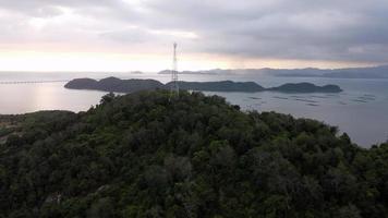 torre de telecomunicações vista aérea no pico video