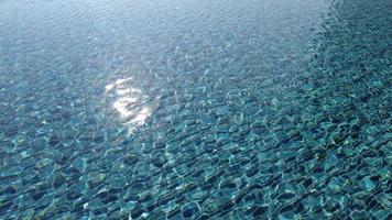 vague d'eau claire bleue et tuiles dans la piscine video