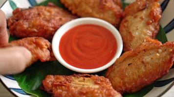 alitas de pollo fritas crujientes con salsa de pescado video