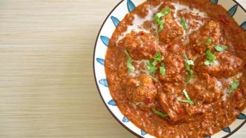 pollo tikka masala cibo piccante a base di carne al curry con roti o pane naan - stile alimentare indiano video