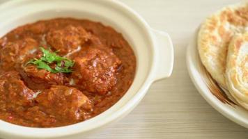 frango tikka masala comida de carne de caril picante com pão roti ou naan - estilo de comida indiana video