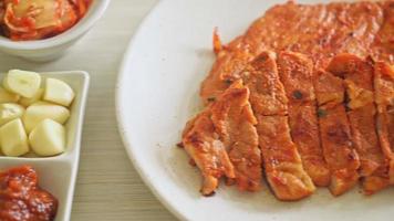 carne de porco grelhada marinada em molho kochujang no estilo coreano com vegetais e kimchi - comida ao estilo coreano