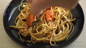 espaguetis salteados con salmón y chile seco - estilo comida fusión