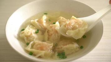 zuppa di gnocchi di gamberi in una ciotola bianca - stile asiatico video