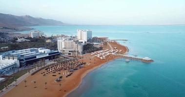 luchtfoto naar het luxe hotel en het strand van de dode zee, ein bokek, israël video