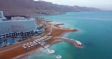 vista aérea del hotel de lujo y la playa del mar muerto, ein bokek, israel video