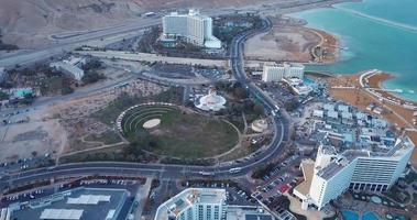 vista aérea do hotel de luxo e da praia do mar morto, ein bokek, israel