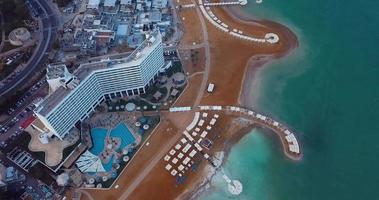 vista aérea del hotel de lujo y la playa del mar muerto, ein bokek, israel video