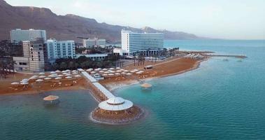 vista aérea do hotel de luxo e da praia do mar morto, ein bokek, israel video