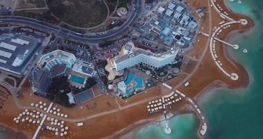 vista aérea del hotel de lujo y la playa del mar muerto, ein bokek, israel video