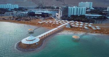 vista aérea del hotel de lujo y la playa del mar muerto, ein bokek, israel video