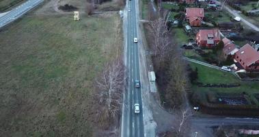 luchtfoto naar de witte auto op de landelijke weg naar riga, letland video