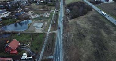 vista aérea del coche blanco en la carretera rural a riga, letonia