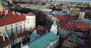vista aérea dos telhados coloridos e edifícios antigos na cidade velha de riga, letônia