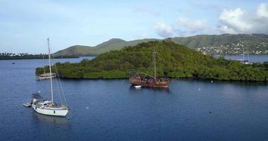 Martinique Marina Bay met de oude piratenboot in het heldere blauwe water, Caribische eilanden video