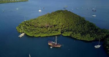 Martinique Marina Bay met de oude piratenboot in het heldere blauwe water, Caribische eilanden video