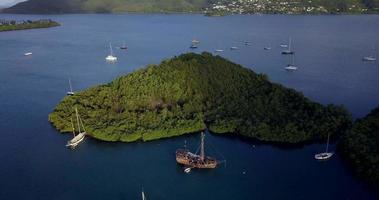 martinique marina bay med den gamla piratbåten i det klarblå vattnet, karibiska öarna video