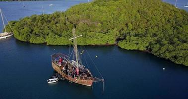 bahía marina de martinica con el viejo barco pirata en el agua azul clara, islas del caribe video
